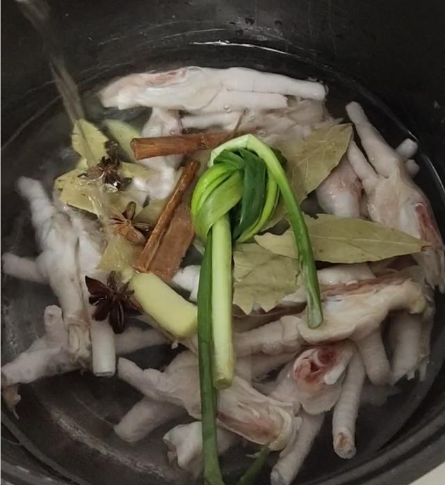 酸辣炒鸡爪的做法大全家常窍门，酸辣味的炒鸡爪