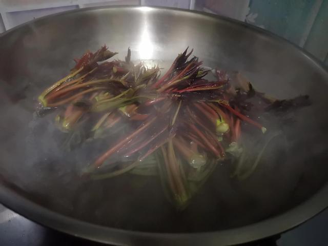 香椿芽如何炒鸡蛋好吃，先焯水还是直接炒