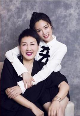 58岁张凯丽谈与丈夫一见钟情，张凯丽节目秀恩爱