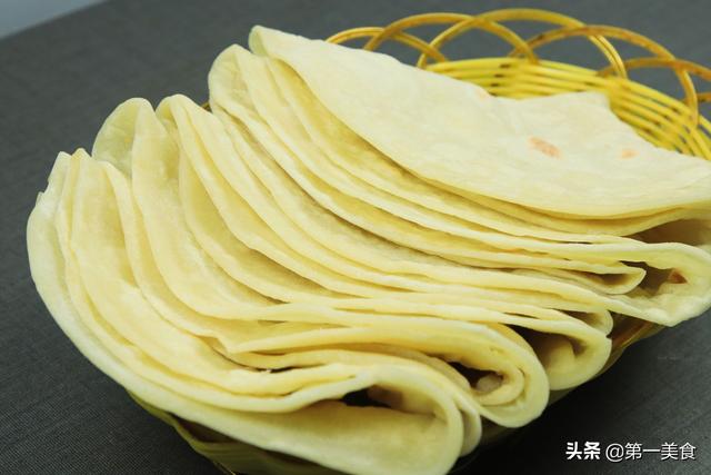 河南烙馍的做法最正宗的做法，薄皮透亮口感劲道十足