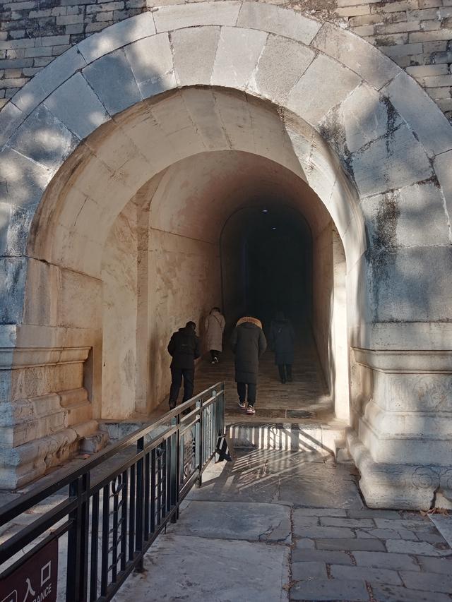 明十三陵在哪里，北京明十三陵指的是哪两座陵墓（明十三陵在哪里）