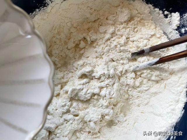 千层葱油饼怎么做又软又好吃窍门，用这个方法做千层油饼太香了