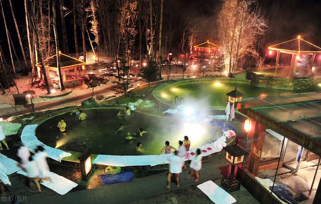 冬日泡温泉好惬意，安宁人冬天不可少的惬意