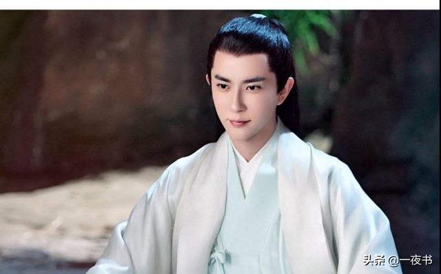 成玉元君与东华帝君，成玉站在人群前与连宋宛若天生一对