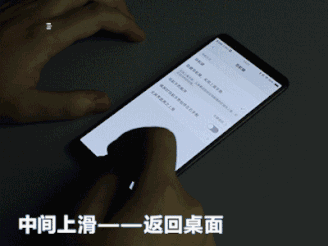 手机拍照比心手势，演员刘涛社媒晒自拍照