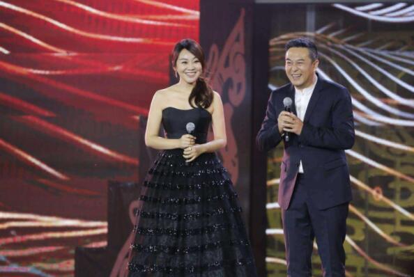 张嘉译真的是敬业的老戏骨，张嘉译艳福不浅