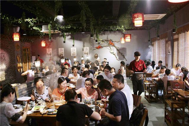 重庆火锅的来历，重庆火锅的历史与故事（重庆火锅能火靠的不是“发源地”）
