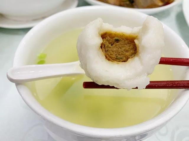 福州鱼丸怎么吃最好，用刀叉吃福州鱼丸、用砂锅吃鱼面……品尝暖暖的美食也要有仪式感