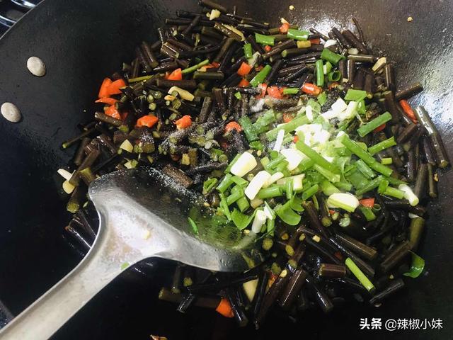 炒蕨菜的制作方法，炒蕨菜多了这一步