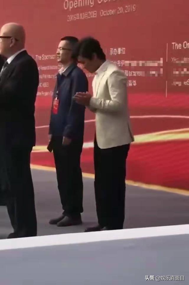 还晒出了一张王宝强在家中的旧照，土掉渣变身帅气男掀起乡村时尚潮