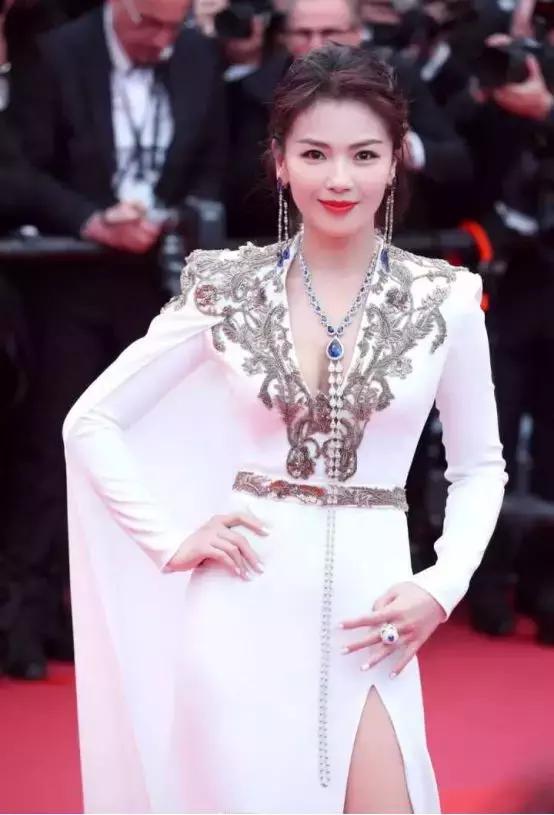 巩俐的气场有多强，看了巩俐林青霞和张敏三人的合照