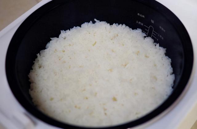 米饭怎么蒸才好吃，如何做蒸米饭又软又好吃（蒸米饭总是不香怎么办）