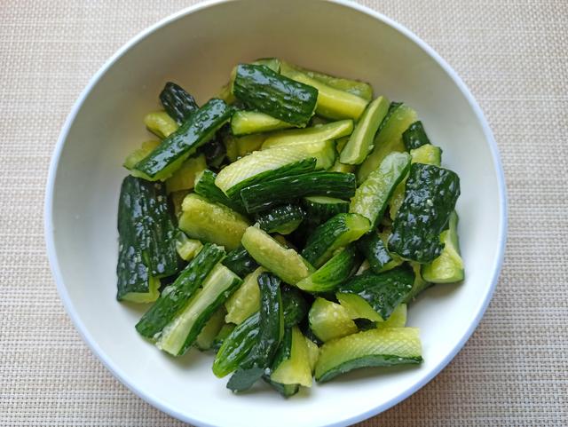 腌黄瓜怎么做好吃，腌黄瓜怎么腌好吃又简单快速（直接加盐腌是大错特错）