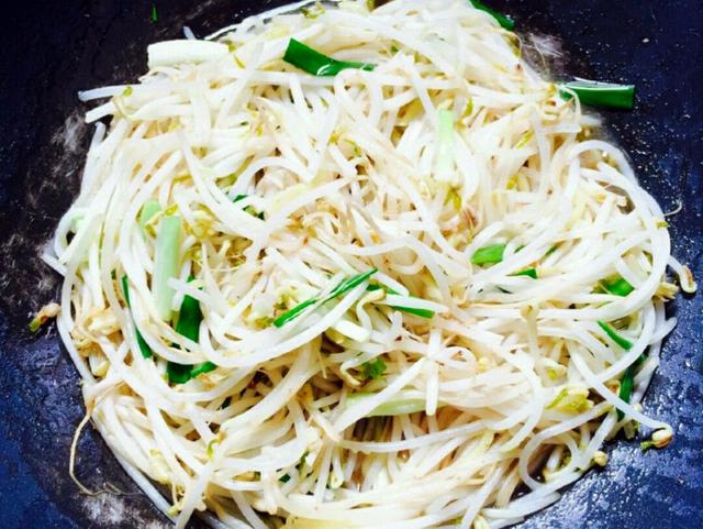 绿豆芽怎么炒好吃，清炒绿豆芽怎么炒好吃又简单窍门（夏天炒绿豆芽、一定要加点它）