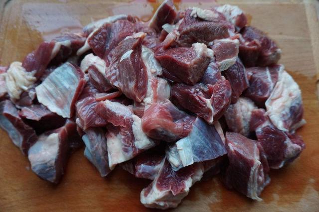 为什么煎牛排5分钟就可以了，为什么牛排煎一会炖牛肉要半天