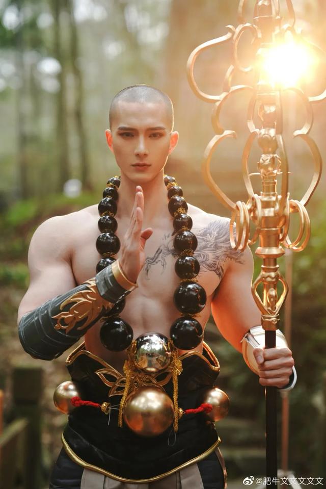 20歲上海肌肉小哥cos游戲武尊，看到身材，網友大呼：讓人想破戒 健身減肥達人 第4张