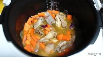 手抓羊肉饭的做法，手抓羊肉饭各种做法（电饭煲就能做的手抓羊肉饭）