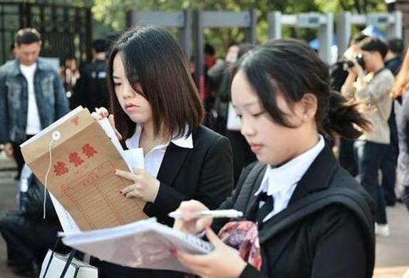 公务员晋升年限表，公务员晋升年龄表（公务员一般晋升年龄）