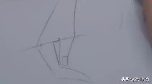 小学生画人怎么画简单又好看，1分钟画出趴下小人