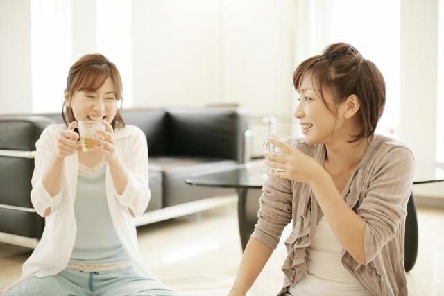 女人出轨闺蜜老公的惨痛代价，我被老公撵出了围城