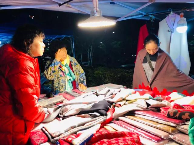 西双版纳江边夜市，西双版纳最火爆的夜市（到西双版纳一定要知道的五件事）