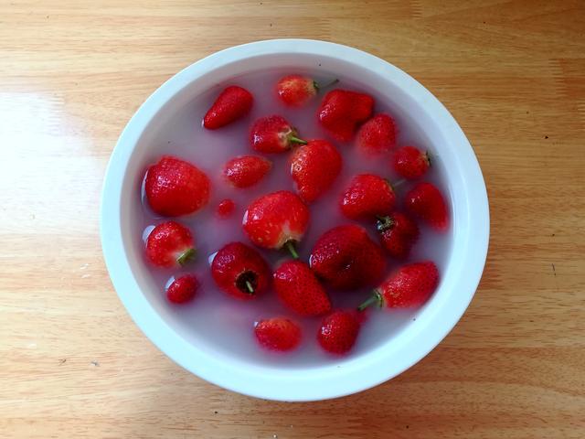 草莓吃多了有什么坏处和好处，个头大是打了膨大剂