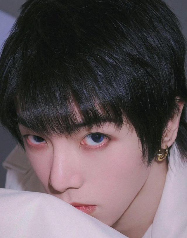 华晨宇女朋友是谁，华晨宇最早的女朋友（男方工作女方甜蜜跟随）