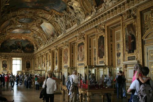 路易城堡卢浮宫，雄伟威严的卢浮宫