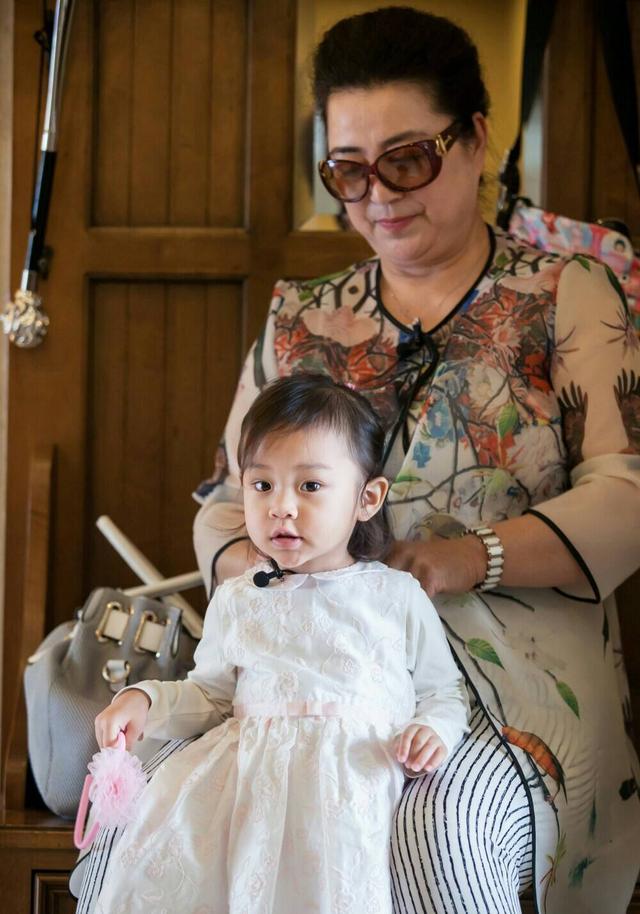 賈乃亮媽媽親手為李小璐洗腳，替兒維持婚姻，卑微又心酸 娛樂八卦吃瓜 第5张