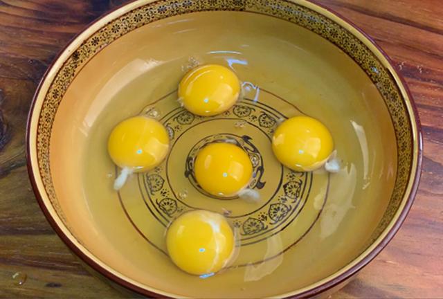 水煮荷包蛋的技巧，水煮荷包蛋有诀窍这样煮不散花（切记不要水开下锅）