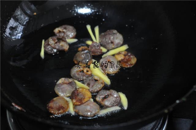 炒腊肠的家常做法，炒腊肠怎么做好吃又嫩（酒店大厨这样炒腊肠）