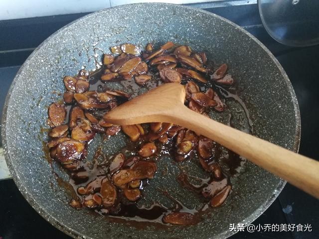 葱姜红糖水的做法，生姜葱须红糖水制作方法（生姜红糖裹一裹）