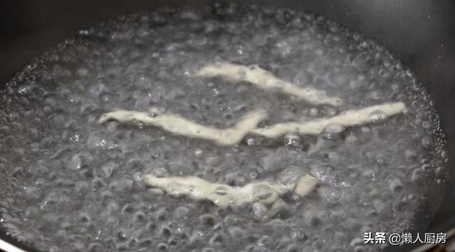 土豆別再燉肉了，教你一個新吃法，好吃到停不下來，比吃肉香 熱愛美食 第15张