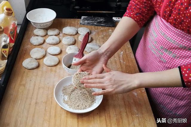 老北京麻酱烧饼，老北京麻酱烧饼配方和做法（老北京正宗的麻酱烧饼）