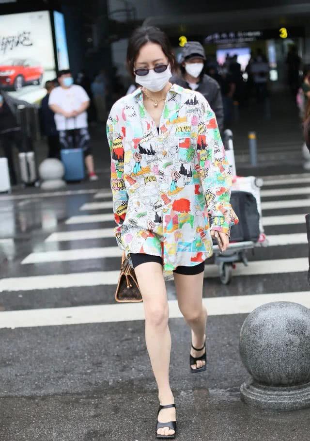 39歲王鷗現身機場，身穿塗鴉襯衫配緊身熱褲，太像19歲叛逆少女 娛樂八卦吃瓜 第3张