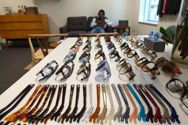 太阳镜怎么挑选，怎么选择适合自己的太阳镜（夏天开车阳光刺眼）