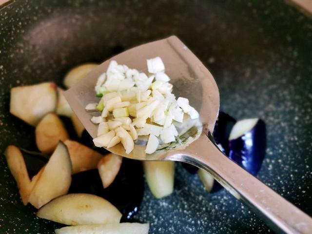 不过油的酱爆茄子家常做法，又馋饭店的酱爆茄子了