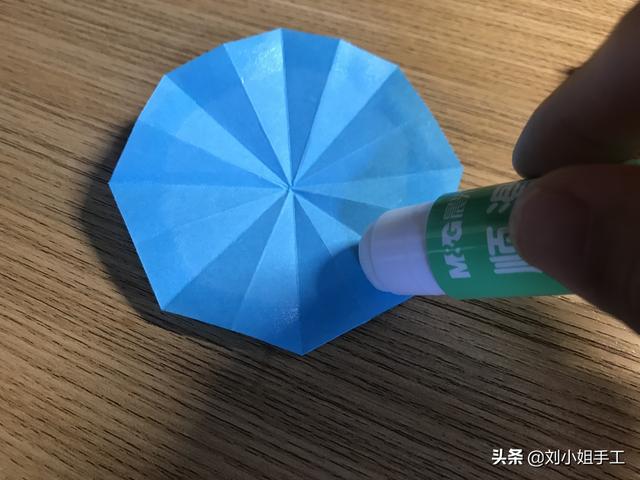最简单的雨伞折纸方法图解，折纸教程：带爱心的小花伞