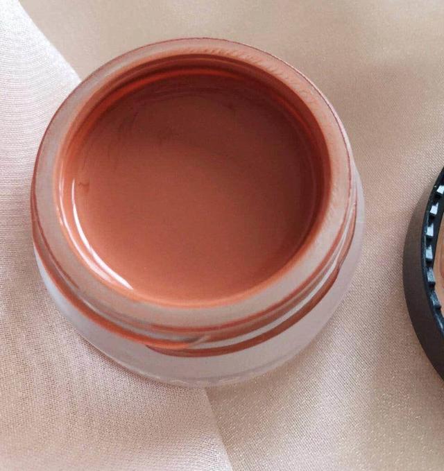 腮红膏哪个好用又持久不掉色，腮红膏它的优点是与肌肤更贴合