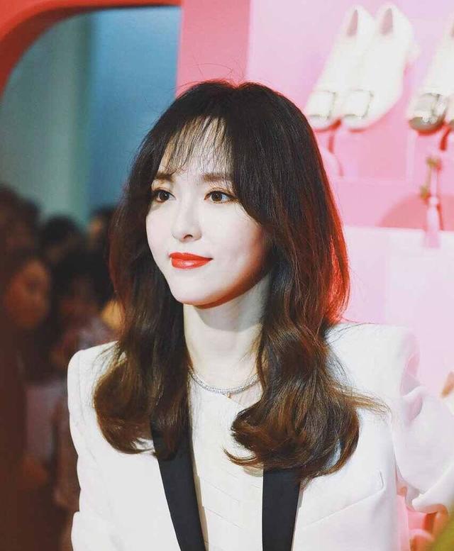 姜潮自曝微博9连拍，姜潮和麦迪娜竟然结婚了