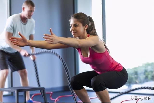 哑铃深蹲的标准动作，爆汗燃脂的哑铃训练动作