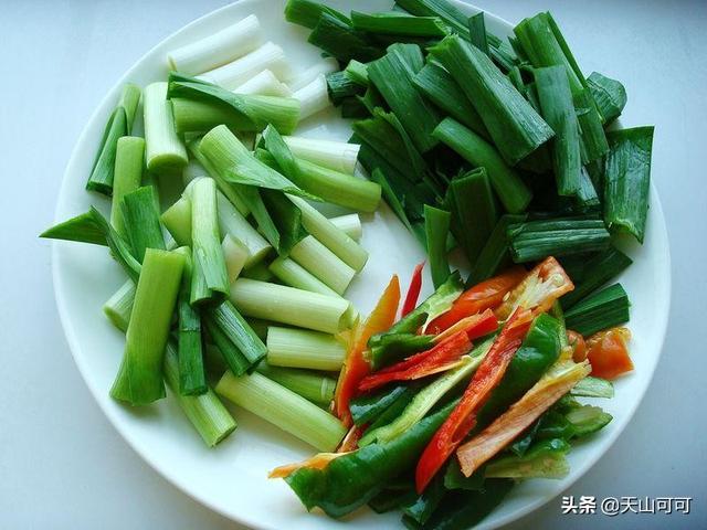 猪耳朵怎么炒好吃，猪耳朵怎么炒简单好吃（清新搭配口感爽脆）