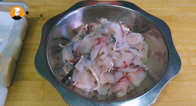 川菜水煮酸菜鱼片做法，鱼片先放盐还是后放盐