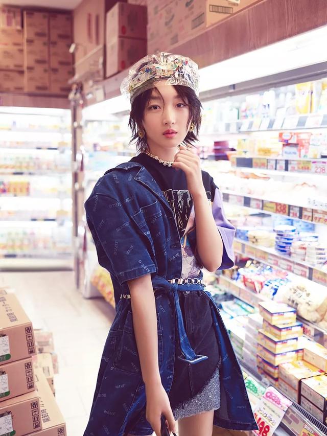 周冬雨减龄前后对比，30岁周冬雨同框35岁赵丽颖输太多