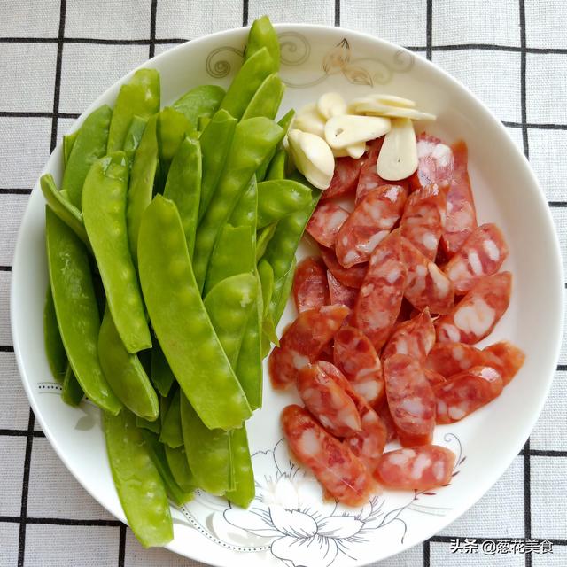 腊肉肠炒荷兰豆的做法教程，荷兰豆炒腊肠的做法简单易学