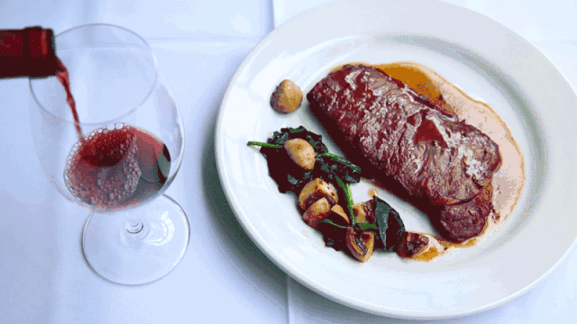 西餐礼仪中刀叉拿法，你知道吃牛排刀叉的正确拿法吗