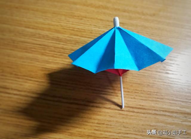 最简单的雨伞折纸方法图解，折纸教程：带爱心的小花伞