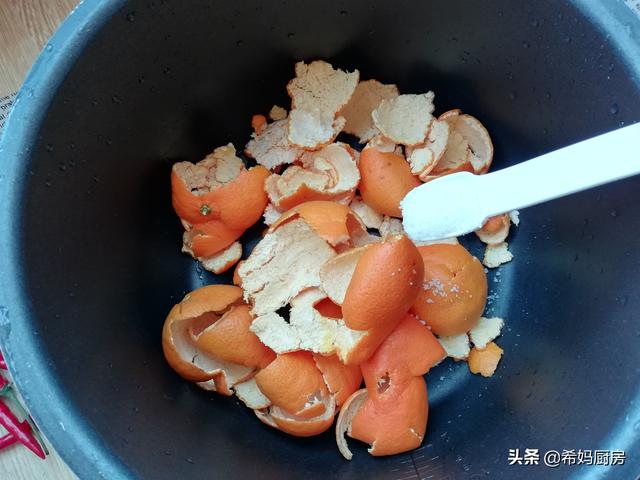 新鲜桔子皮怎么处理才能做陈皮，吃不完的橘子皮别再扔了