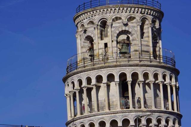 斜塔在意大利哪个地方（比萨斜塔为何斜而不倒）