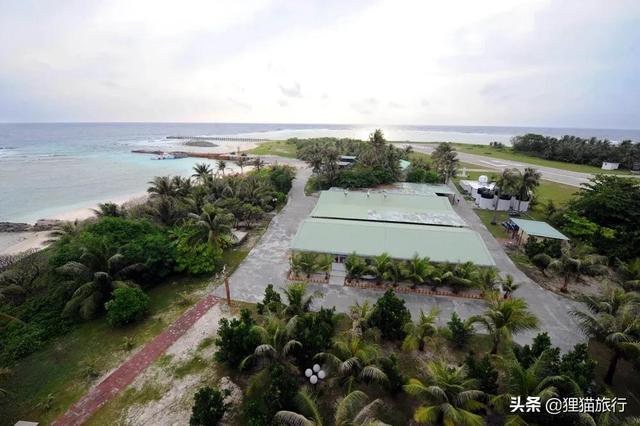 东沙群岛位于万山群岛以东，东沙群岛主要岛屿